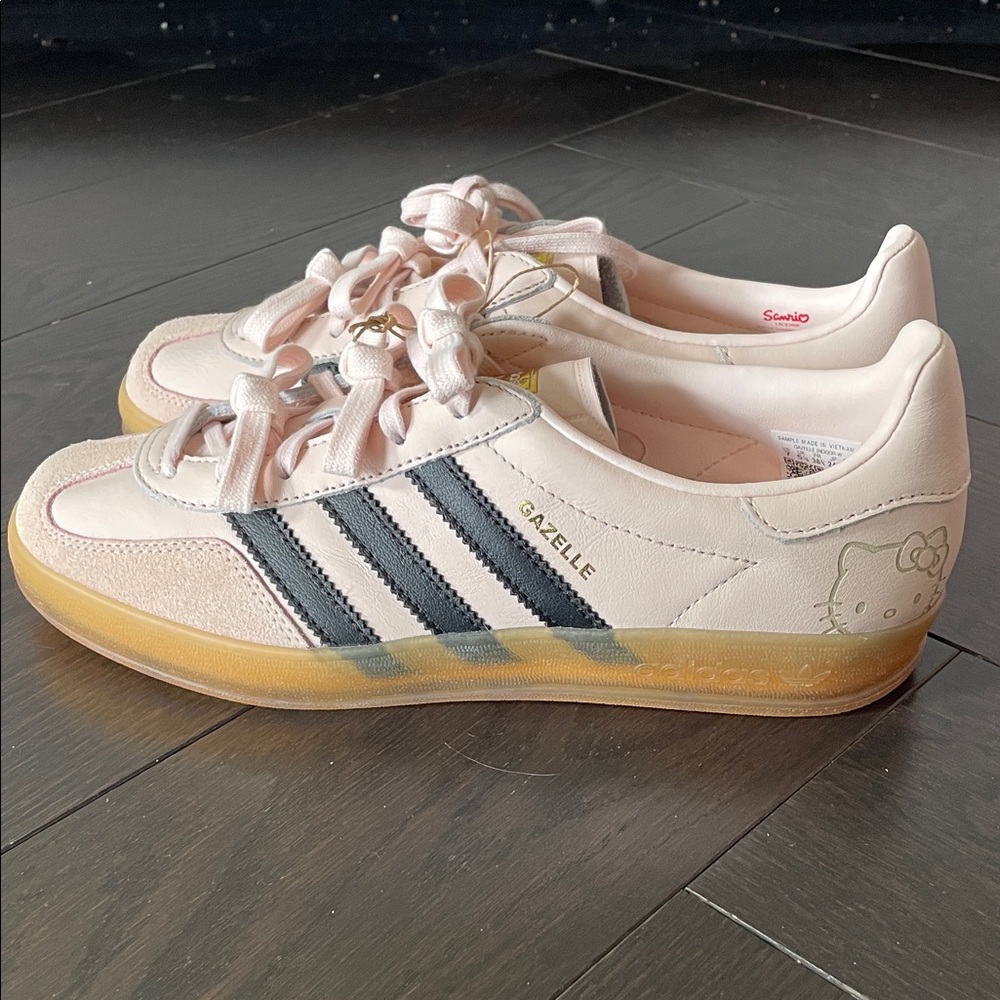 Women’s Adidas Gazelle Light Pink Sneakers with Black Stripes sz 7